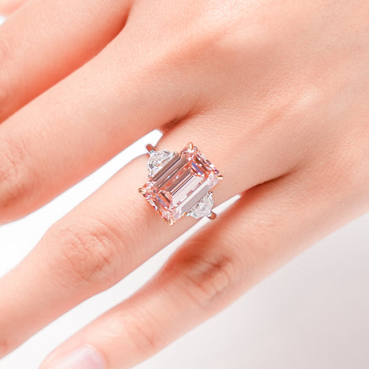 EVELYN TWOTONE ROSEGOLD RING 5CT EMERALD CUT WITH TRAPEZOID SIDE STONES