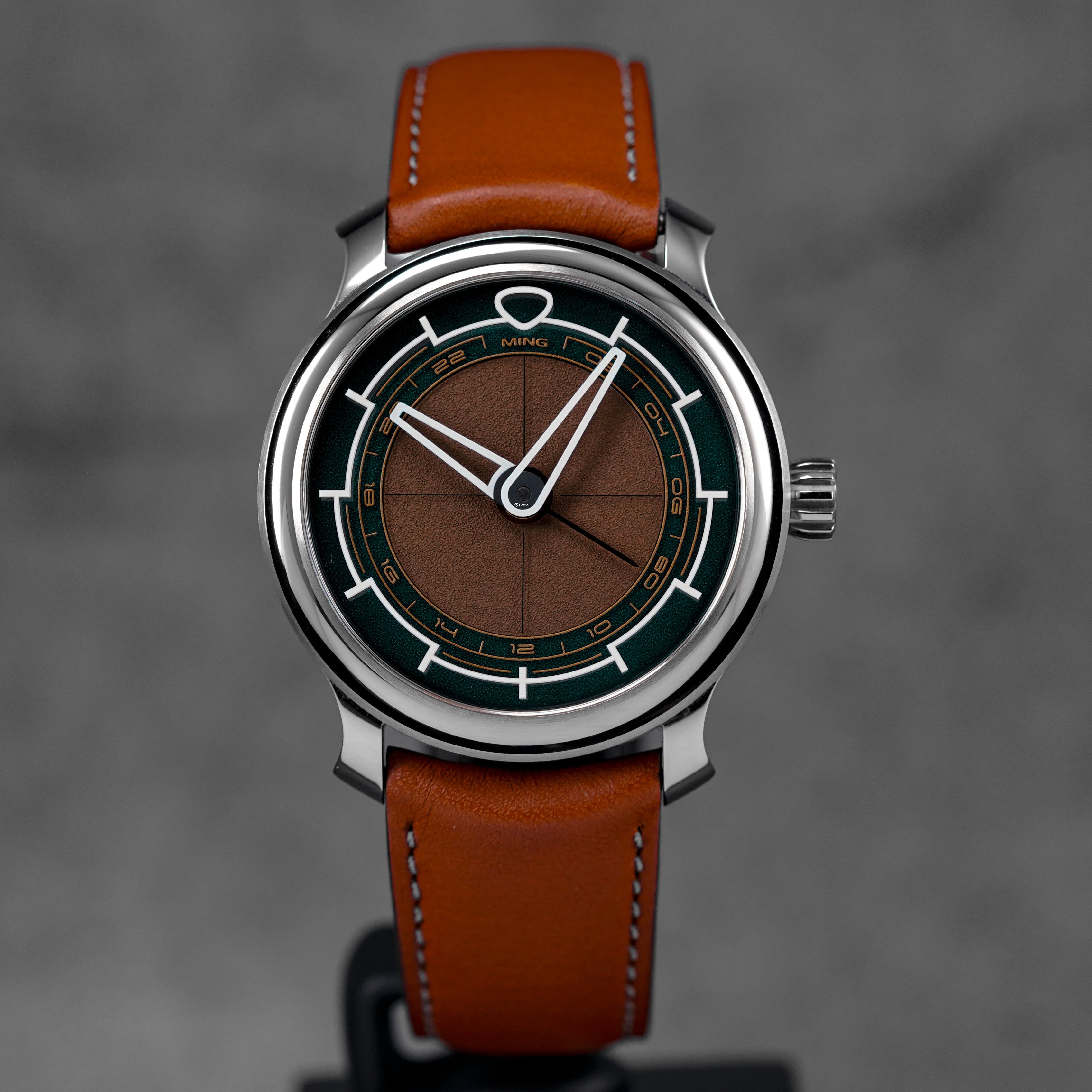 22.01 GMT 38MM GILT BROWN (WATCH & PAPER)