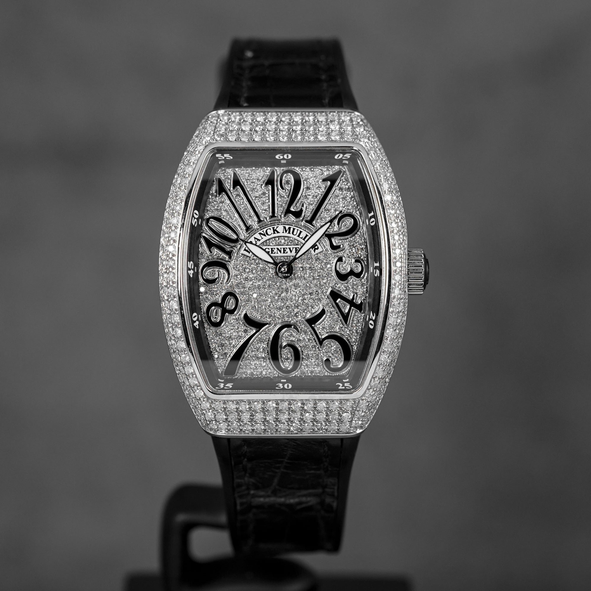 V32 BLACK DIAL CUSTOM DIAMOND (2024)