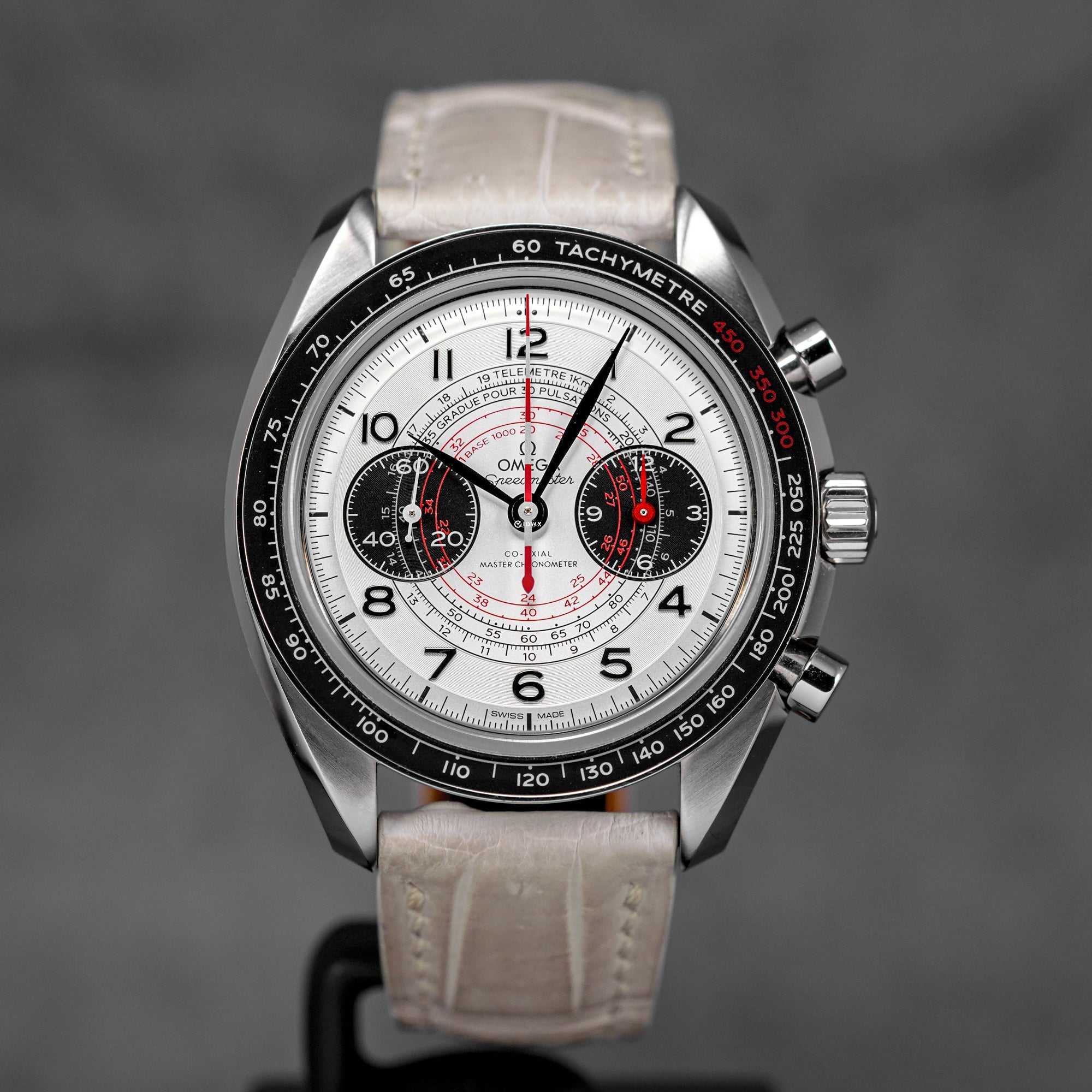 SPEEDMASTER CHRONOSCOPE SILVER DIAL LEATHER STRAP (2022)