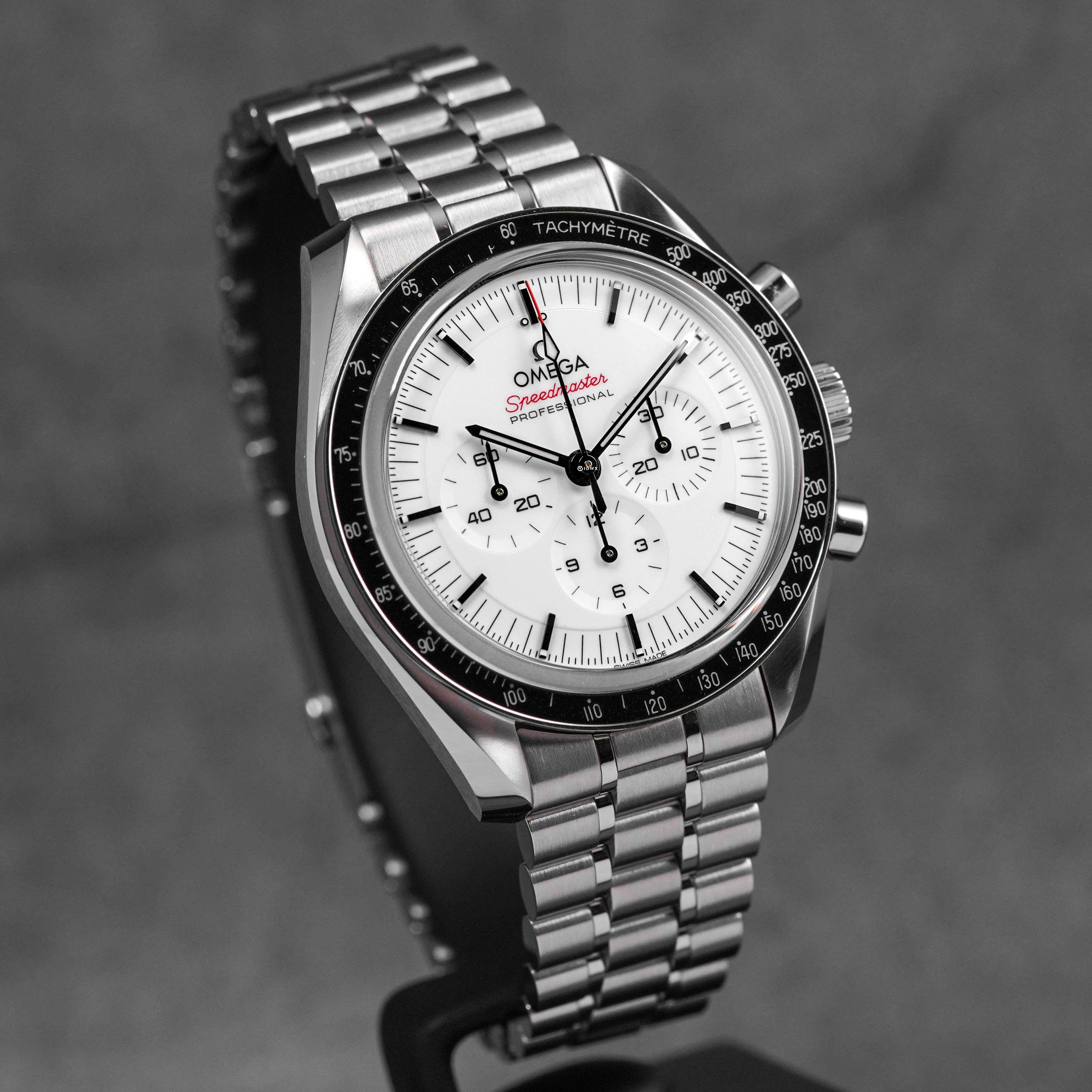 SPEEDMASTER MOONWATCH SAPPHIRE WHITE DIAL (2025)