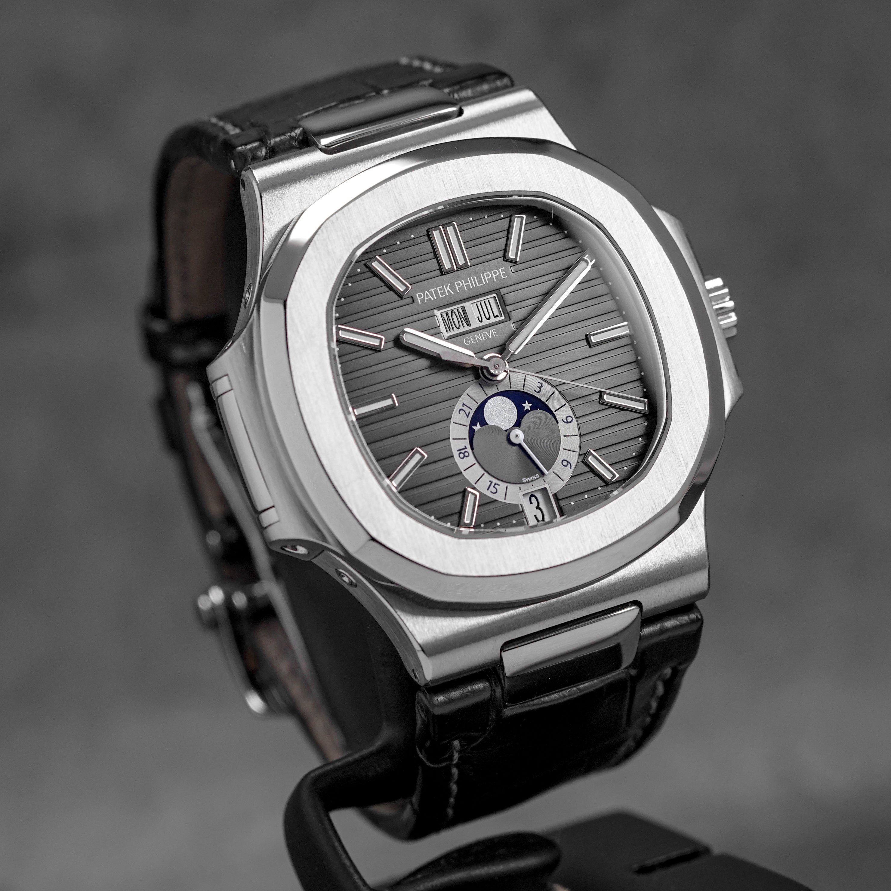 NAUTILUS 5726A ANNUAL CALENDAR MOONPHASE (2016)