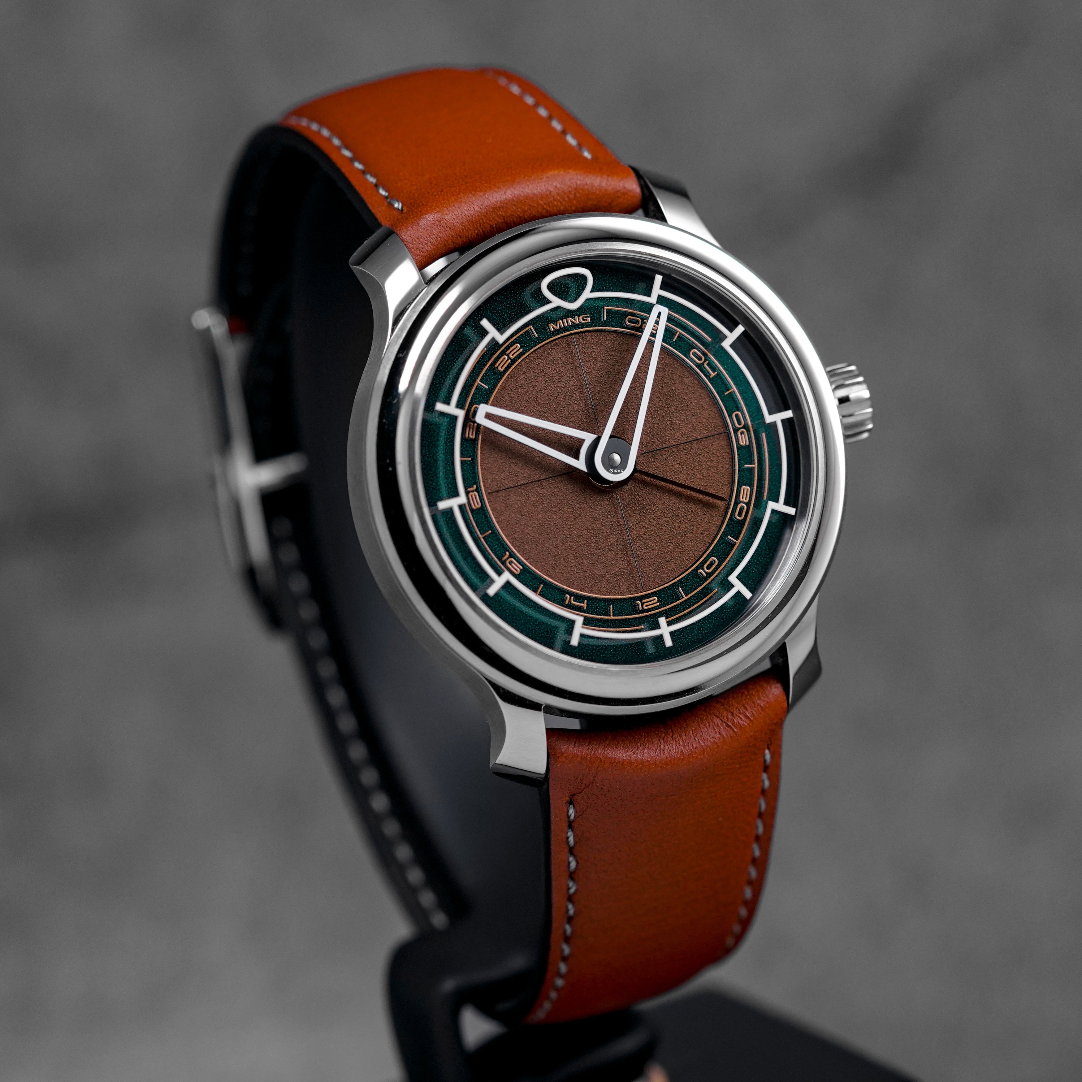 22.01 GMT 38MM GILT BROWN (WATCH & PAPER)