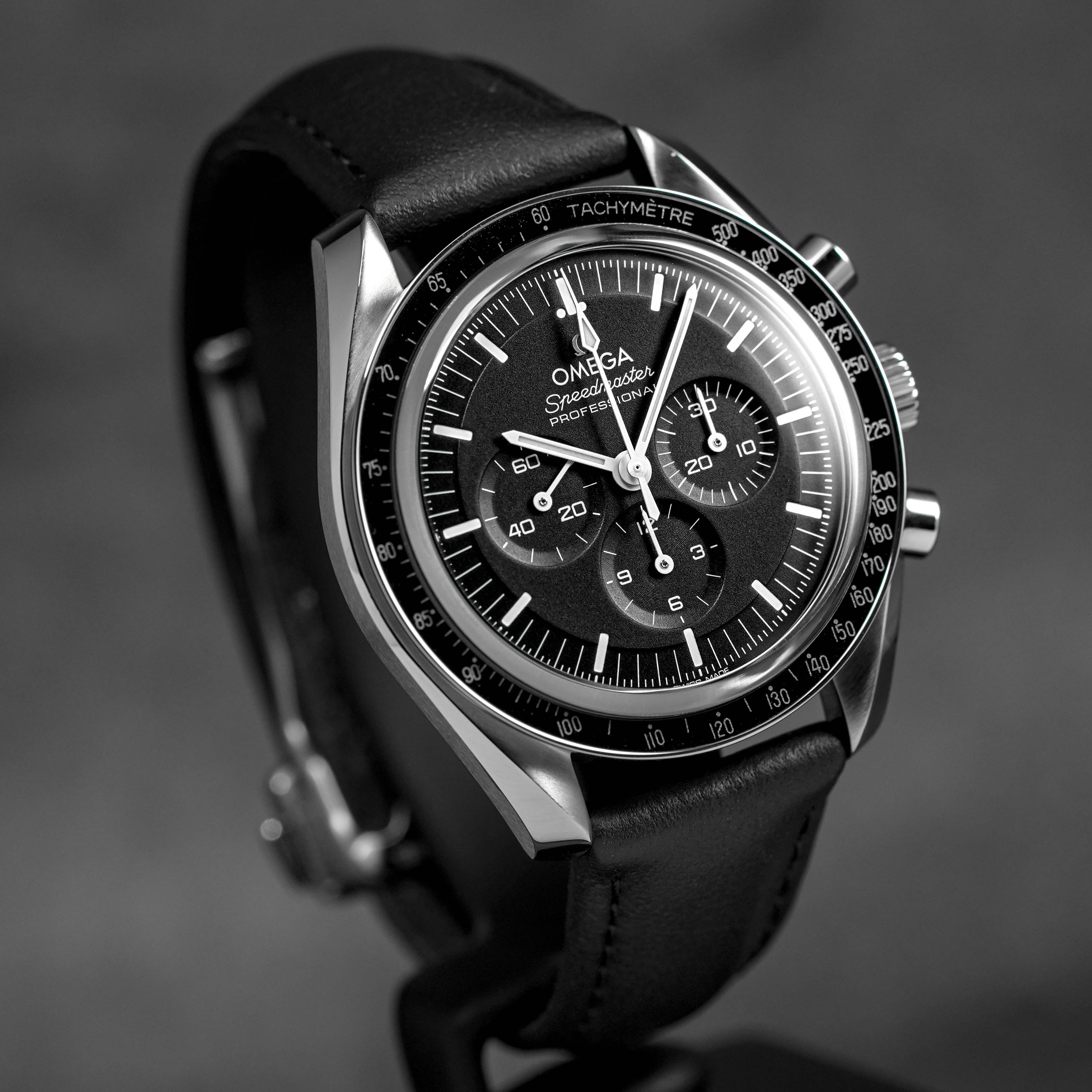 SPEEDMASTER MOONWATCH SAPPHIRE LEATHER STRAP (2023)