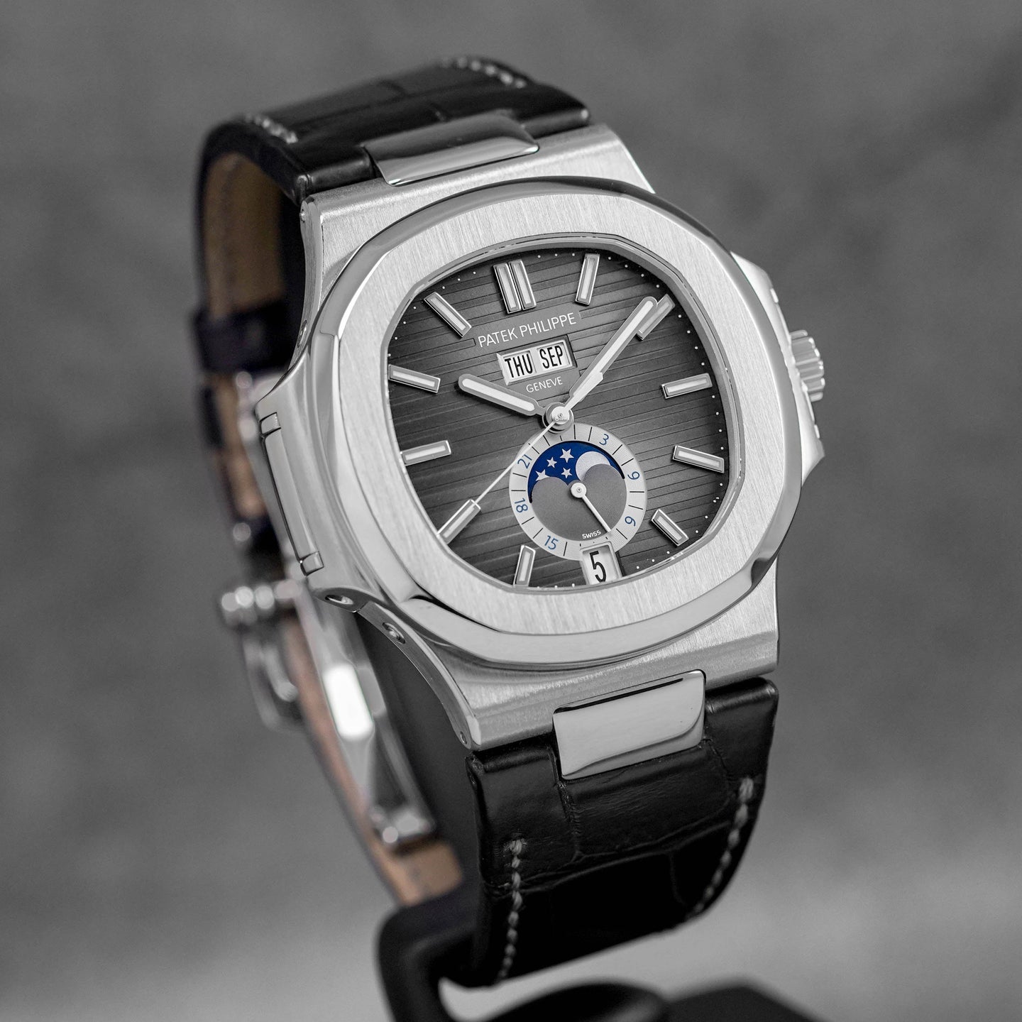 NAUTILUS 5726A ANNUAL CALENDAR MOONPHASE (2015)