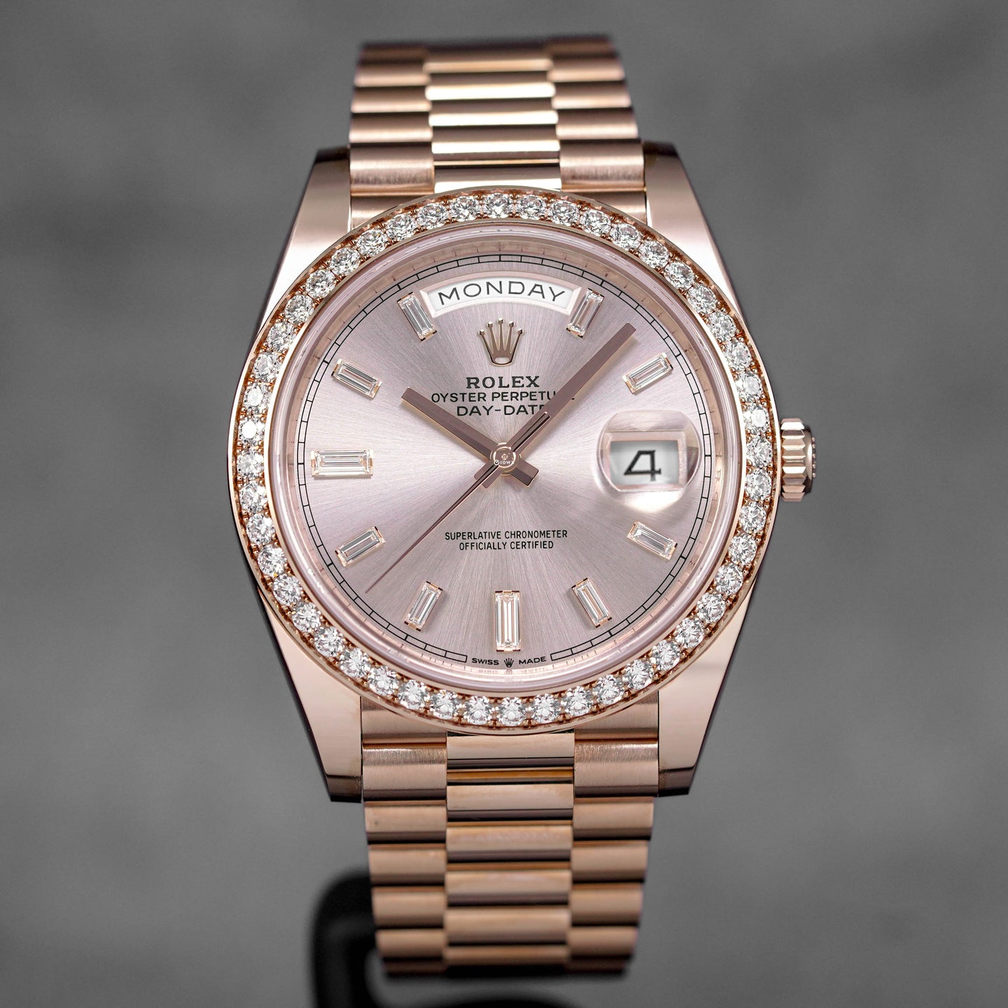 DAYDATE 40MM ROSEGOLD PINK SUNDUST DIAMOND BAGUETTE DIAL DIAMOND RING (2023)