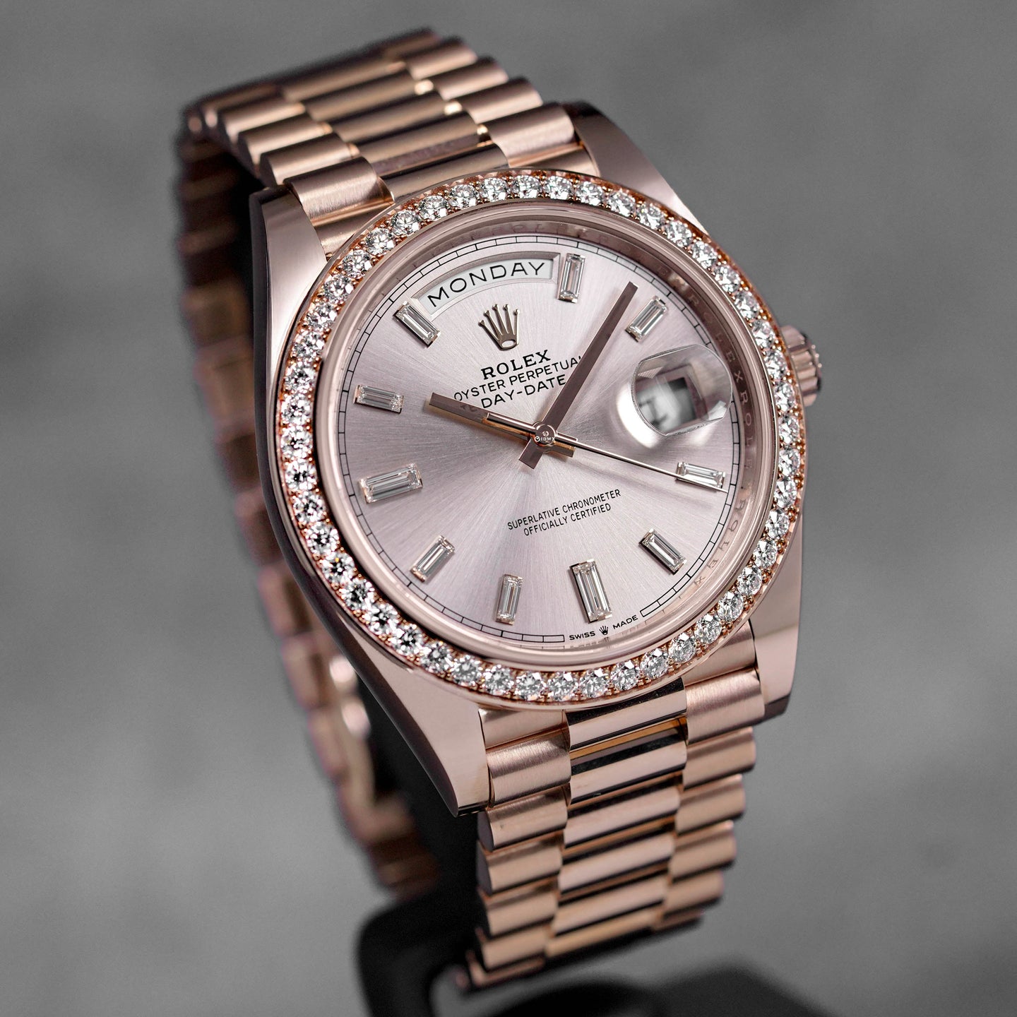 DAYDATE 40MM ROSEGOLD PINK SUNDUST DIAMOND BAGUETTE DIAL DIAMOND RING (2023)