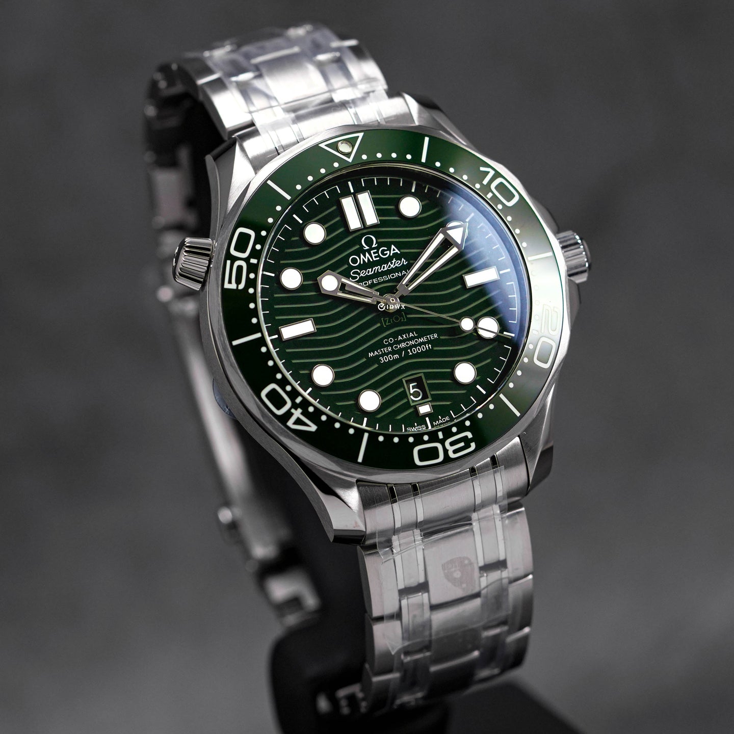 SEAMASTER DIVER 300 GREEN DIAL (2023)