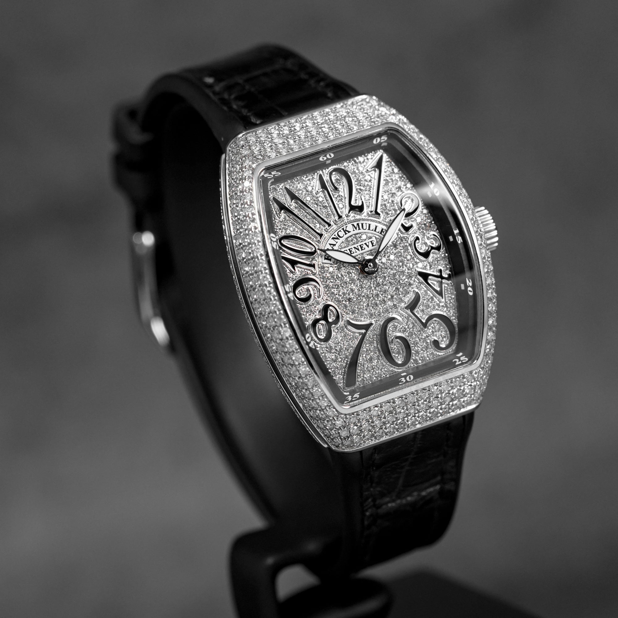 V32 BLACK DIAL CUSTOM DIAMOND (2024)