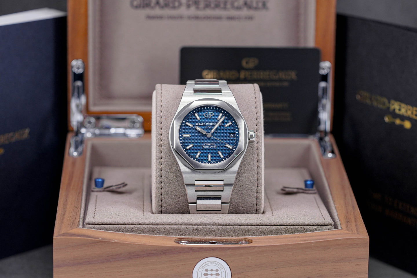 Girard Perregaux Laureato Blue